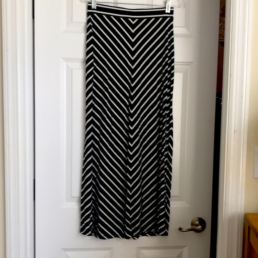 Great condition, hard to find petite xs, black and white striped maxi skirt